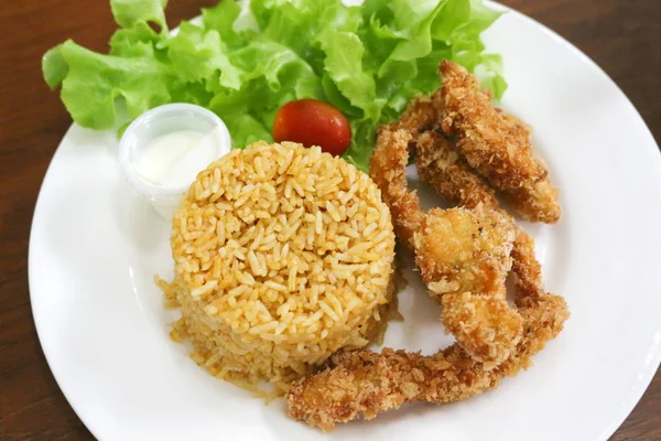 Arroz frito e frango frito empanado em prato branco — Fotografia de Stock