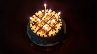 doğum günü pastası mumlar backgrou üzerinde izole parlak ışıkları ile