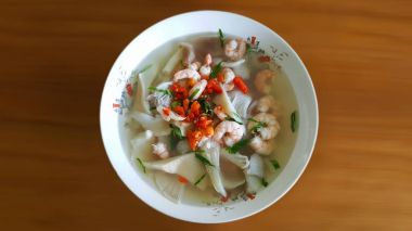 Tom yum goong, baharatlı karides çorbası, b izole ünlü Tayland gıda