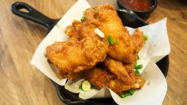 siyah çanak üzerinde kızarmış tavuk