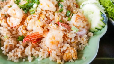 Karidesli deniz ürünleri samui kızarmış pilav