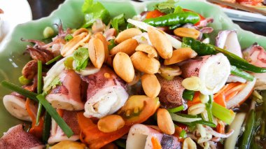 acılı kalamar salatası, deniz ürünleri samui