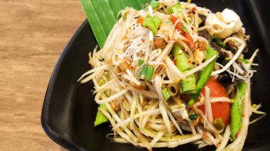 erişte ve üzerinde siyah yemek tuzlu Yengeç papaya salatası