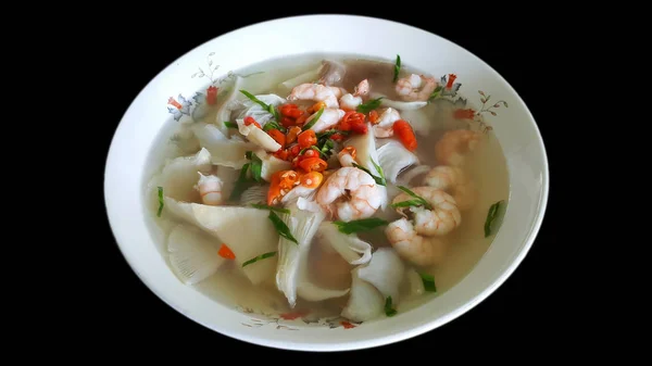 Tom yum goong, spicy shrimp soup, famous Thai food isolated on b — стоковое фото