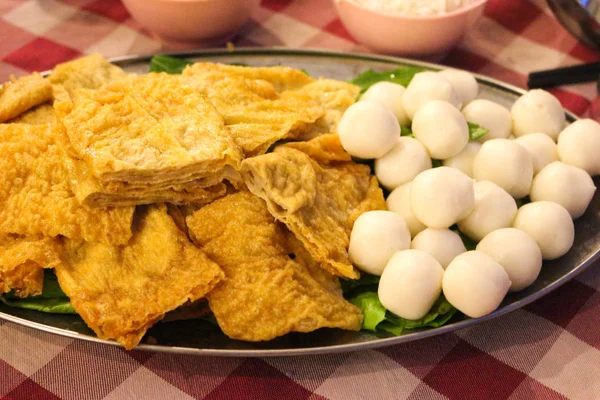 Omelett och kyckling köttbullar på middag — Stockfoto