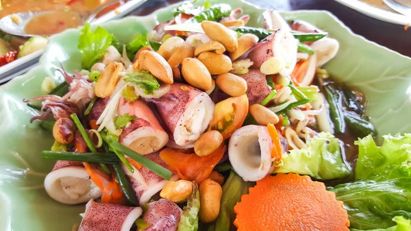 Salad cumi-cumi pedas, samui seafood — Stok Foto
