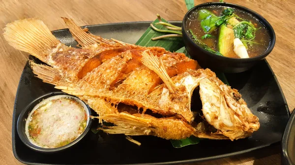 Pescado frito de río en plato negro — Foto de Stock