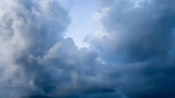 Céu azul nuvem dia fresco — Fotografia de Stock