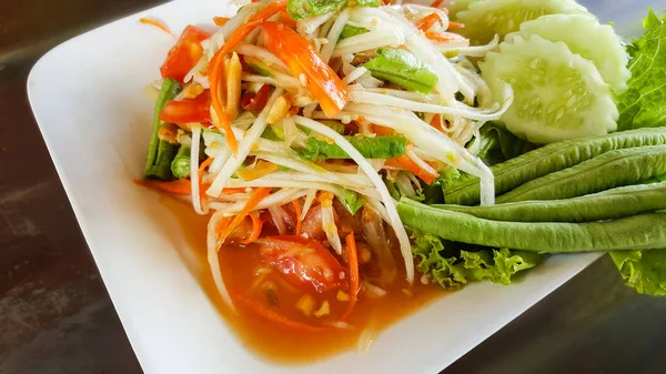 Пряный зеленый салат из папайи, самуи из морепродуктов — стоковое фото