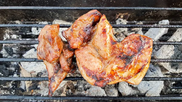 Grilling thin pork chops on flame — Stock Photo, Image