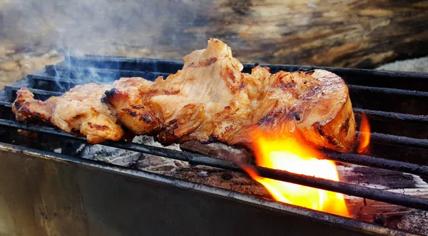 Grelhar costeletas finas de porco em chamas — Fotografia de Stock