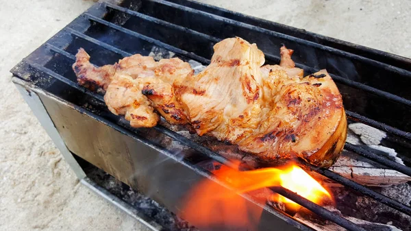 Grilling thin pork chops on flame — Stock Photo, Image