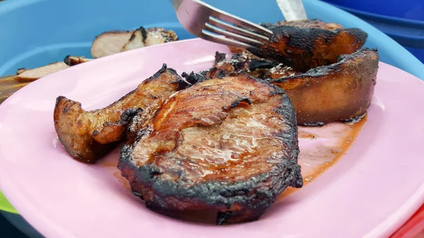 Grilling thin pork chops on flame — Stock Photo, Image