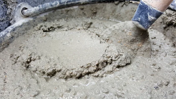 Lay bricks with cement mixing tub, mortar concrete — Stock Photo, Image