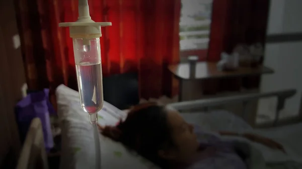 Patiënt met zoute infuus zak op bed in het ziekenhuis — Stockfoto