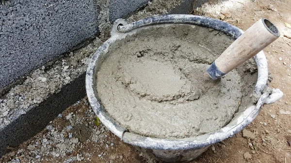 Кладка цегли з цементно-змішувальною ванною, розчинний бетон — стокове фото
