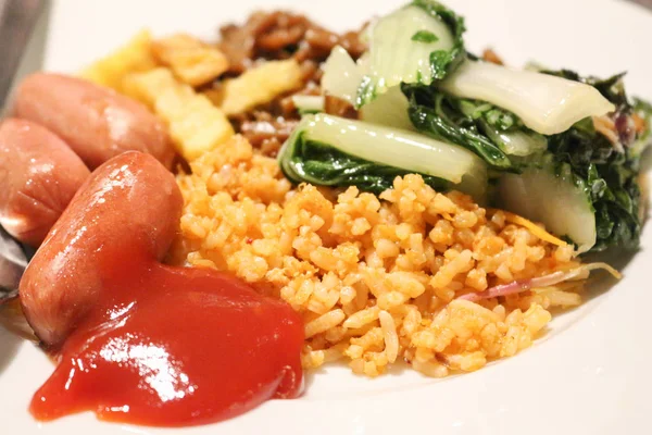 Nasi goreng dan hot dog — Stok Foto