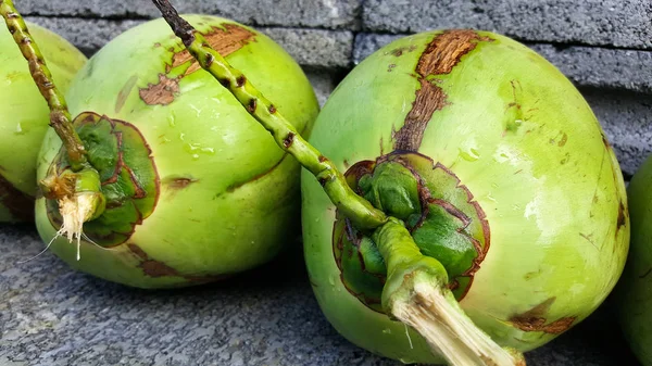 Cocos verdes jovens com nutriente, benefícios para a saúde, fib dietético — Fotografia de Stock