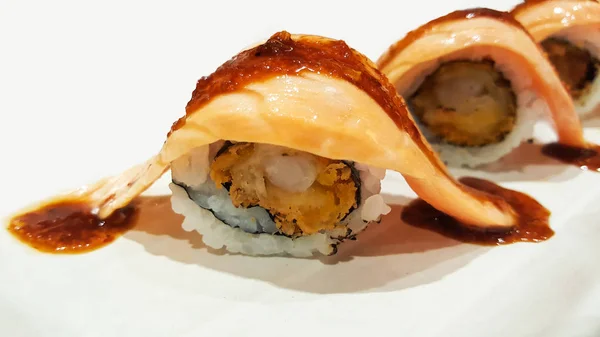 特写传统日本寿司卷三文鱼赛京寿司 — 图库照片