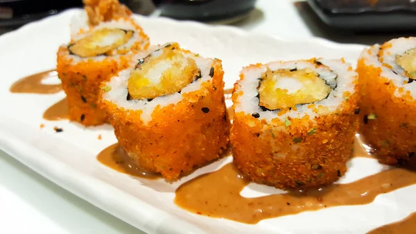 Close-up tradisional jepang sushi gulung udang tempura pedas — Stok Foto