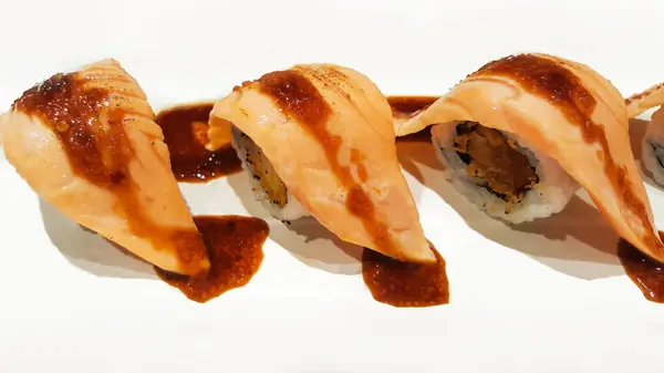 Nahaufnahme traditionelles japanisches Sushi-Rollen Lachs-Saikyo-Sushi — Stockfoto
