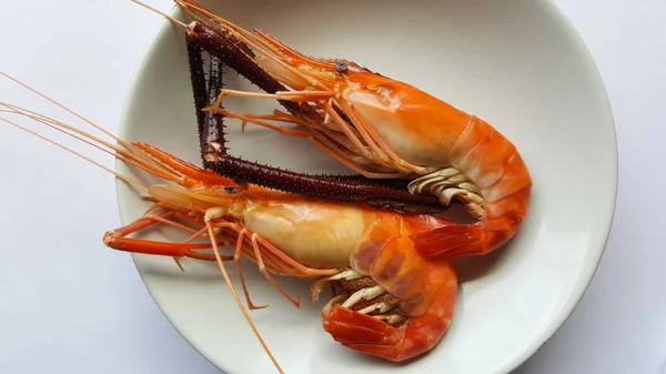 Alimentos de camarones de río en plato aislado en el fondo —  Fotos de Stock