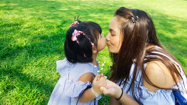 Barn Blomma Till Mamma Och Kyss Med Kärlek Grönt Gräs — Stockfoto