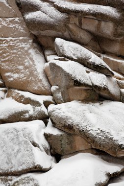 Doğal arka plan. Kaya karla kaplı.