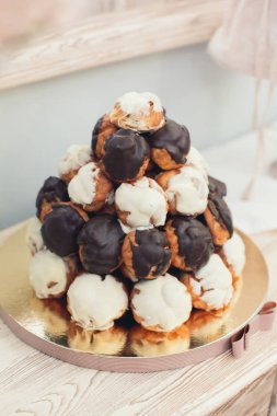 Beyaz ve çikolata kremalı nefis bir pasta.