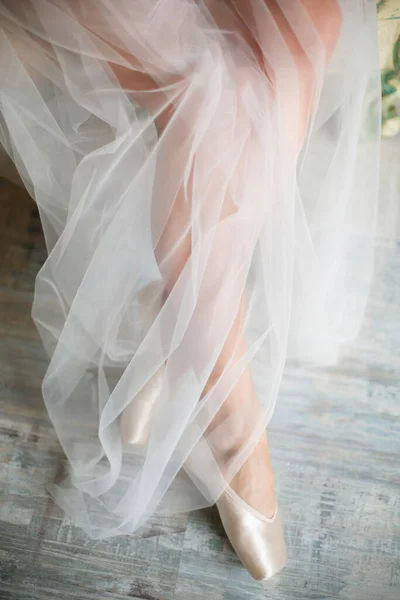 Female legs in a skirt of light fabric, and pointe shoes — Stock Photo, Image