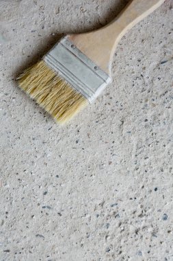 Beton zeminde düz ahşap boya fırçası