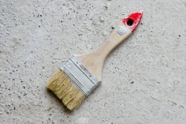 Beton zeminde büyük boya fırçası kullanıldı