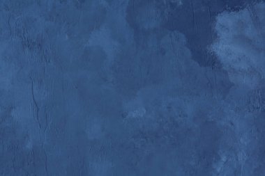 Duvarın arka planı ve dokusu mavi renge boyanmış.