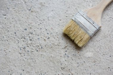 Beton zeminde büyük boya fırçası kullanıldı