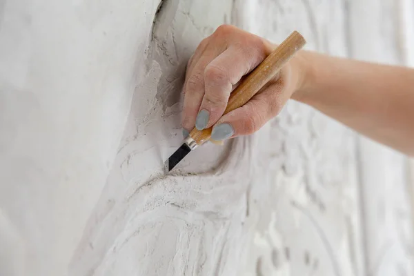 Repair Workflow Woman Chisel Tool Carves Bas Relief Pattern Wall — Stock Photo, Image