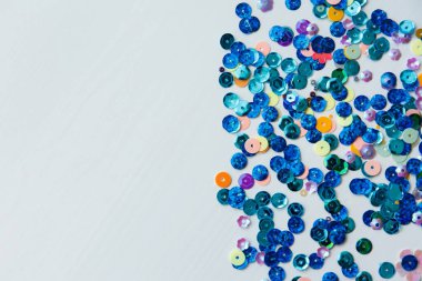 Farklı şekillerdeki renkli ve mavi pulların arkaplanı beyaz kenarlı.