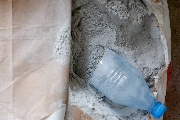 Poşette, betonda ya da alçıda kuru toz gri bina karışımı