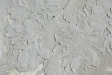 Gri beton bir duvardaki bas-kabartma deseninin arka planı ve dokusu