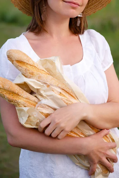 Женщина Держит Вкусный Хлеб Багет Руках Закрыть — стоковое фото