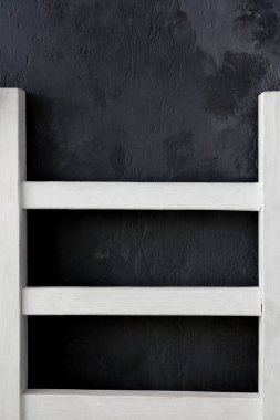 arka plan, beyaz ahşap merdiven, siyah beton bir arka plan.