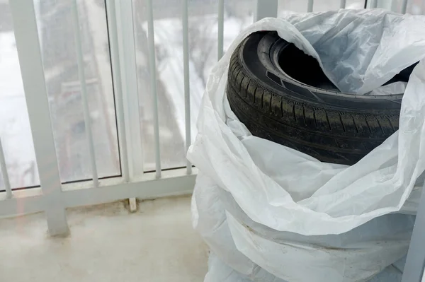 storage of seasonal or spare wheels at home on the balcony