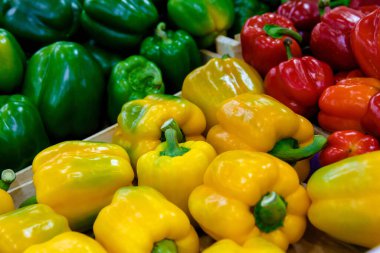 Markette sarı, yeşil ve kırmızı dolma biberli tezgah ya da vitrin