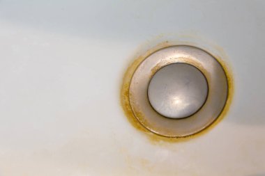 Temizlik ve pislik, sarı plaket ve çökelti beyaz lavaboda