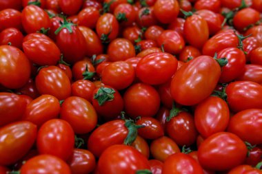 Markette küçük kırmızı domatesli tezgah ya da vitrin
