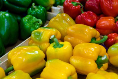 Markette sarı, yeşil ve kırmızı dolma biberli tezgah ya da vitrin