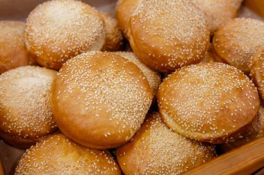 Pastalar, raflarda susamlı börekler ya da bir fırında ya da dükkanda vitrin.