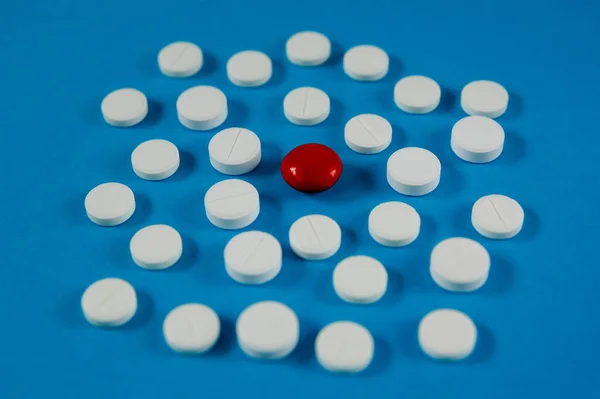 Medicina Saúde Pílulas Brancas Vermelhas Uma Vista Lateral Fundo Azul — Fotografia de Stock