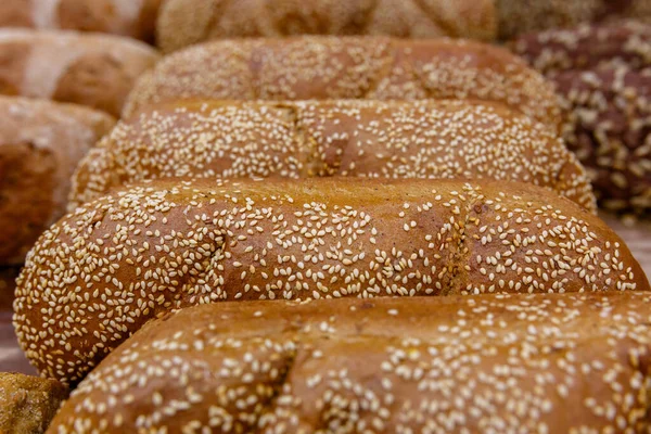 Bollería Panes Pan Con Semillas Sésamo Estante Vitrina Una Panadería — Foto de Stock