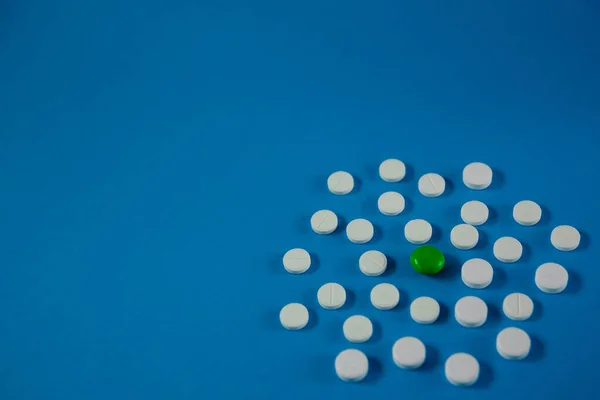 Medicina Saúde Slide Pílulas Brancas Verdes Uma Vista Lateral Fundo — Fotografia de Stock