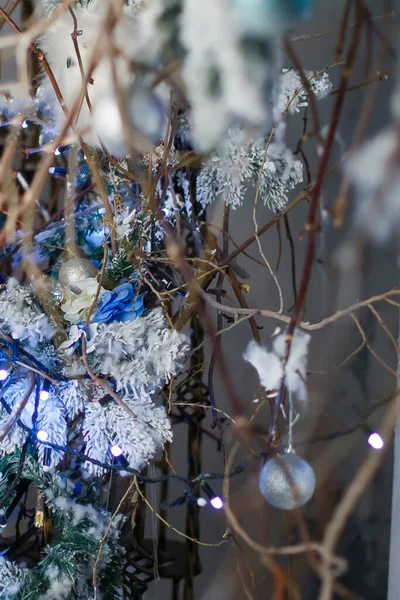 Julkort Eller Bakgrund Landskap Tinsel Och Julkrans Brinner Med Blått — Stockfoto